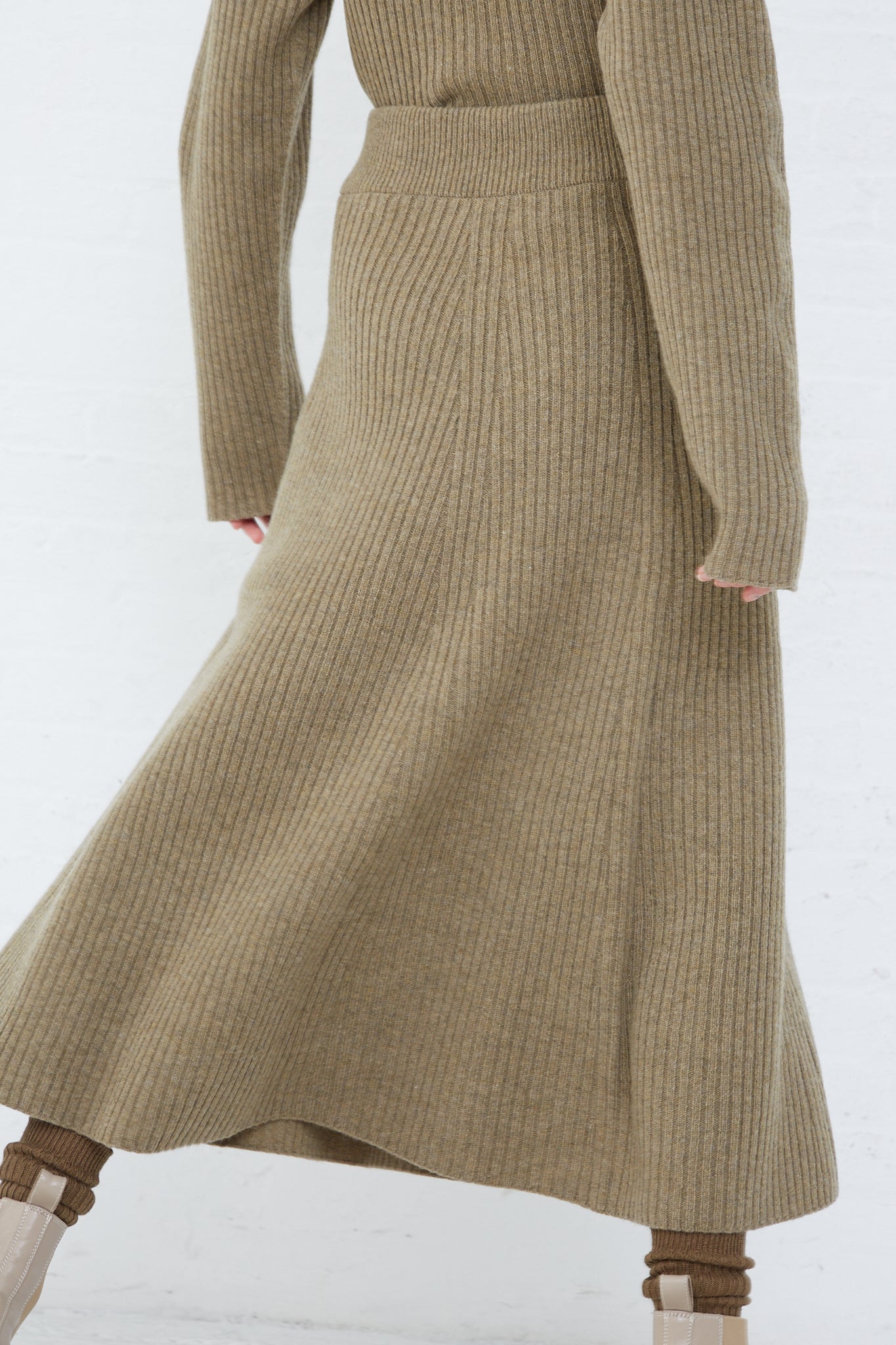 The back of a woman wearing an Ichi Antiquités Wool Rib Knit Skirt in Mocha.