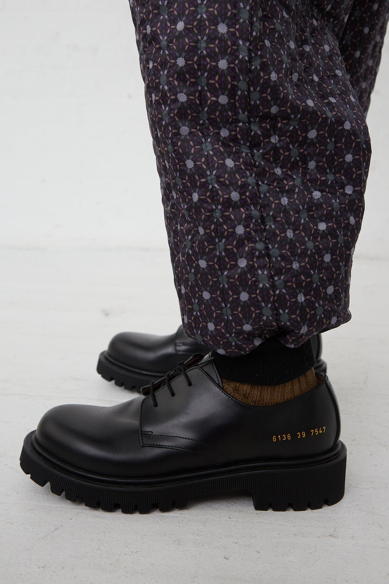 A person wearing Bless Monpe Pant No. 08 in Floral Print - L. Up close and side view. 