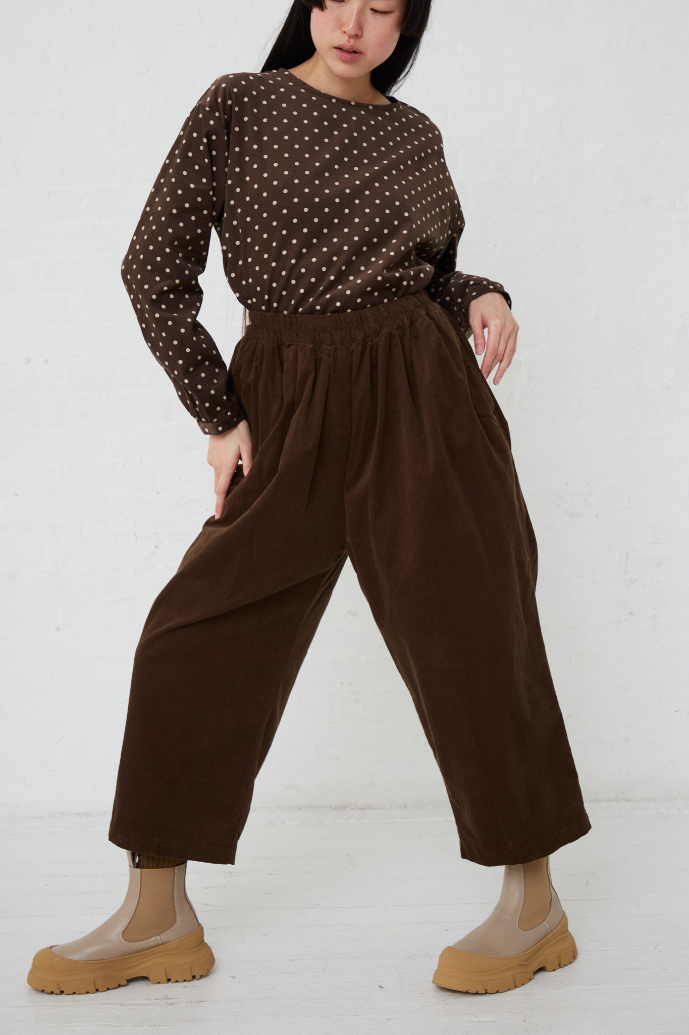 A woman wearing Ichi's Cotton Pant in Brown with a relaxed fit. 
