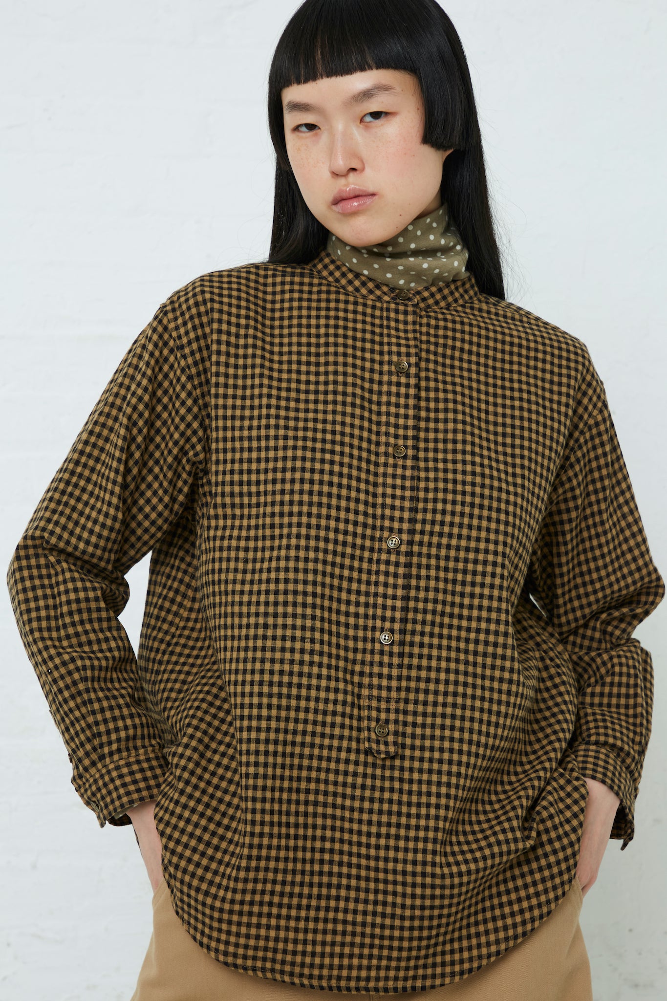 A model wearing an Ichi Cotton/Linen Gingham Shirt in Beige.