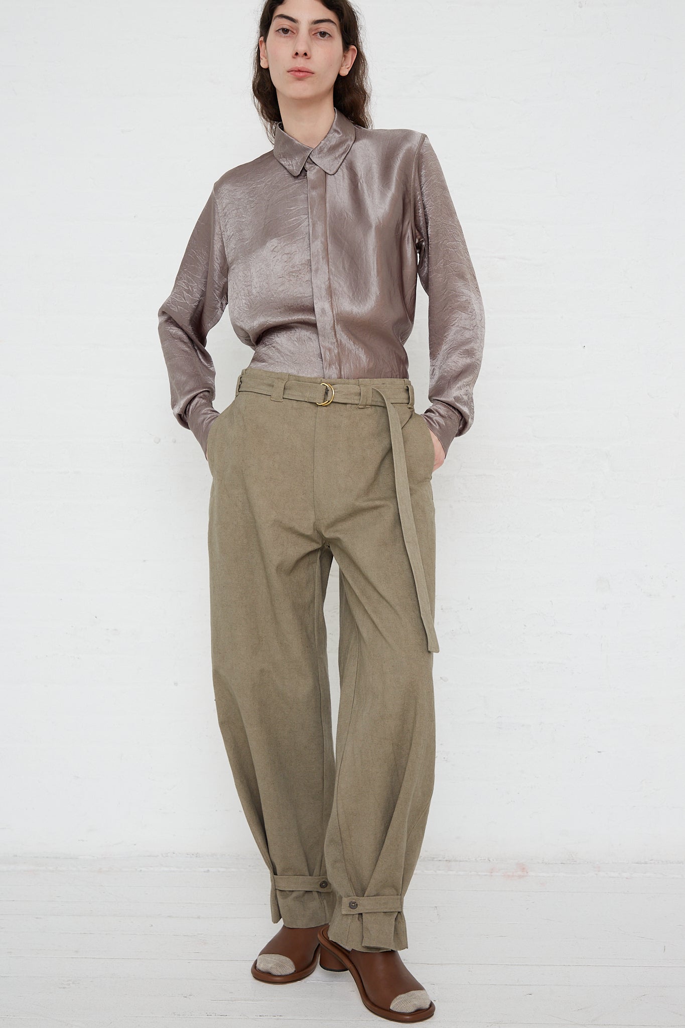 A woman wearing a brown shirt and khaki Belted Trouser in Fatigue pants made of cotton linen blend by Lauren Manoogian.