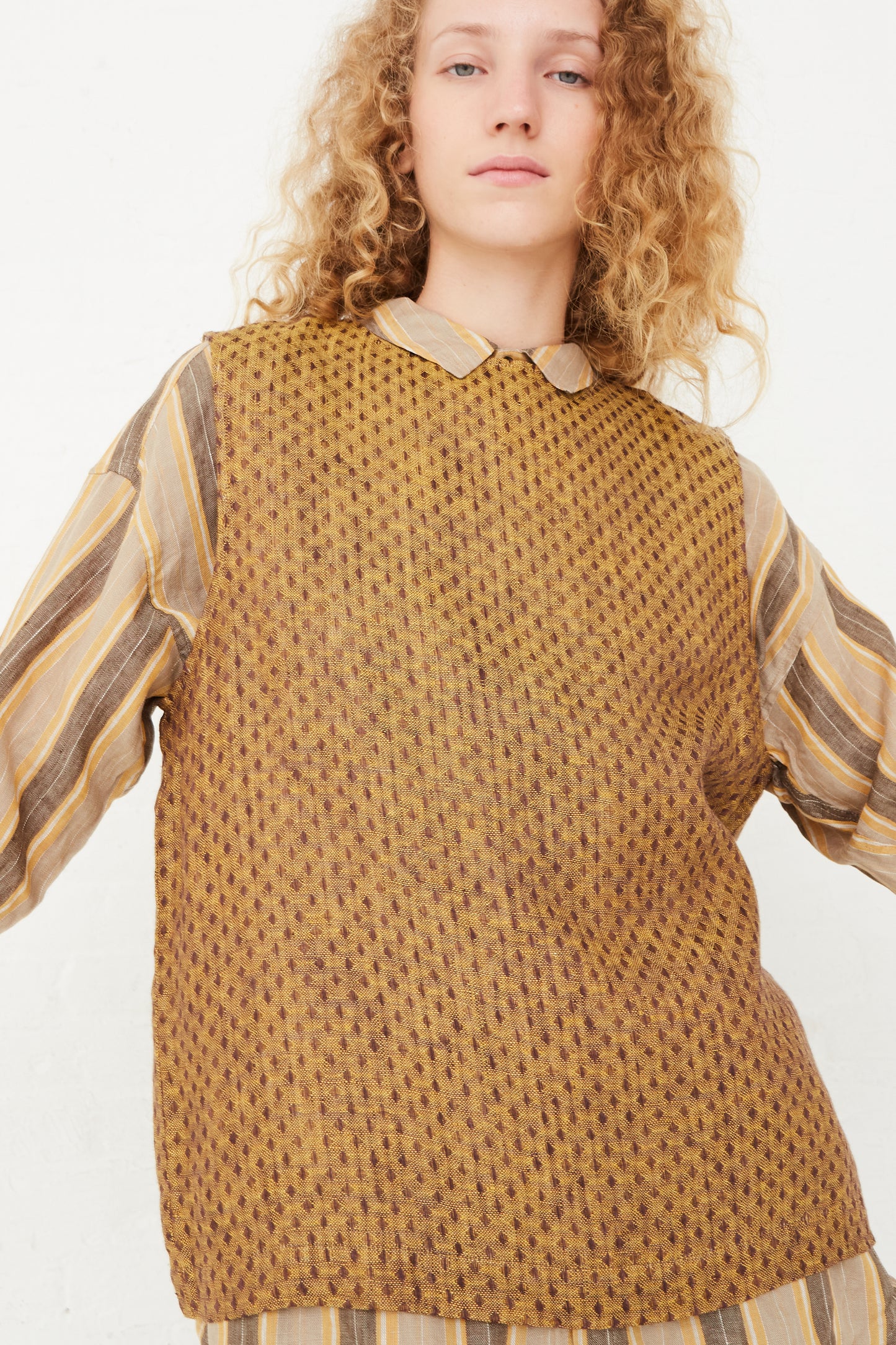 An Ichi Antiquités Linen Dobby Pullover in Camel worn by a model.
