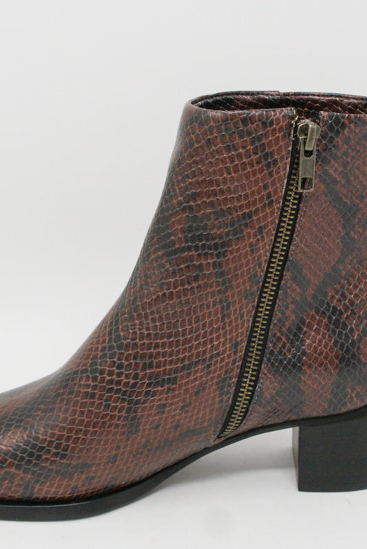 Mari Giudicelli - City Boot in Rust zipper detail