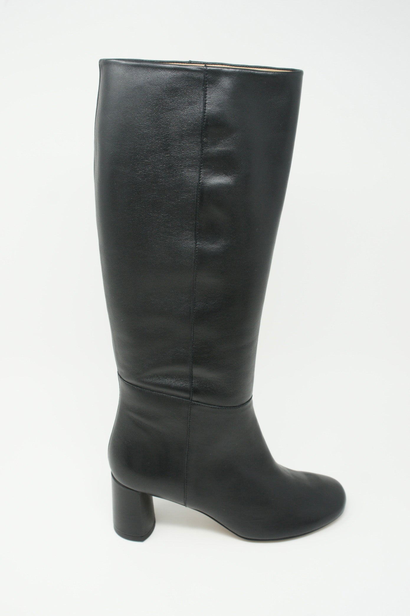 A woman's LOQ Donna Boot in Black leather knee high pull-on boots on a white background.