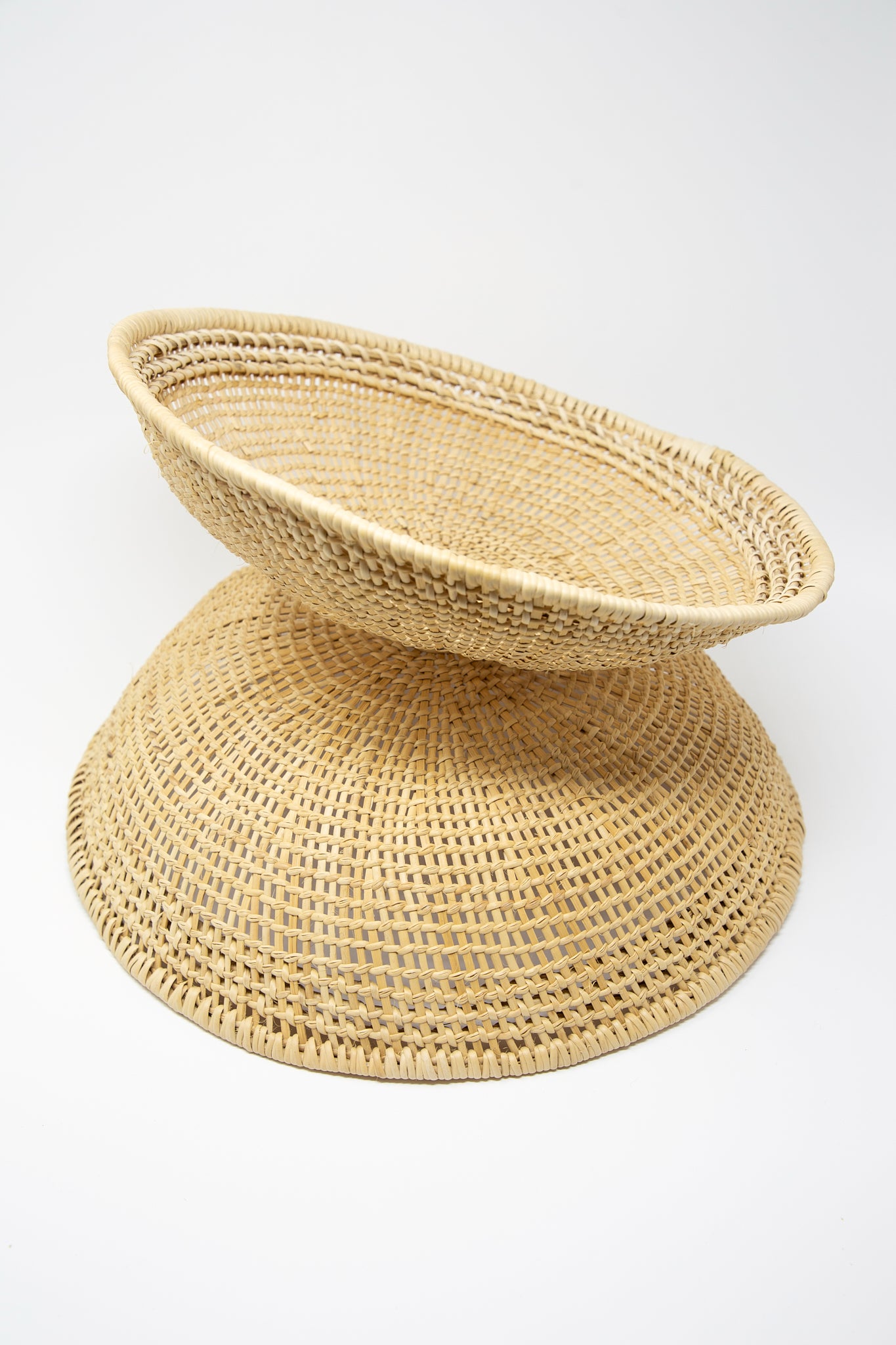 An artisan Plaza Bolivar Medium Avia Pova Basket, skillfully crafted using weaving techniques, placed on top of a clean white background.