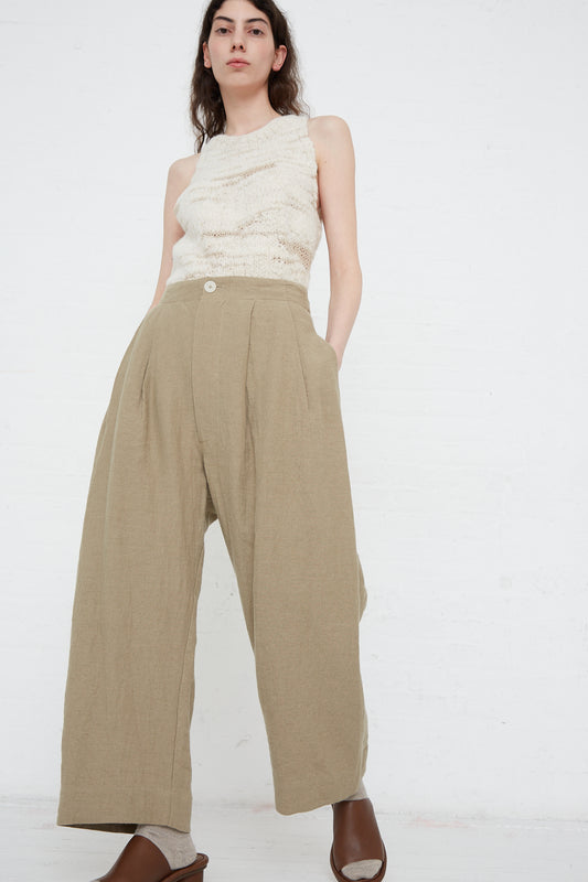 The model is wearing the Lauren Manoogian Linen and Wool Como Trouser in Clay.