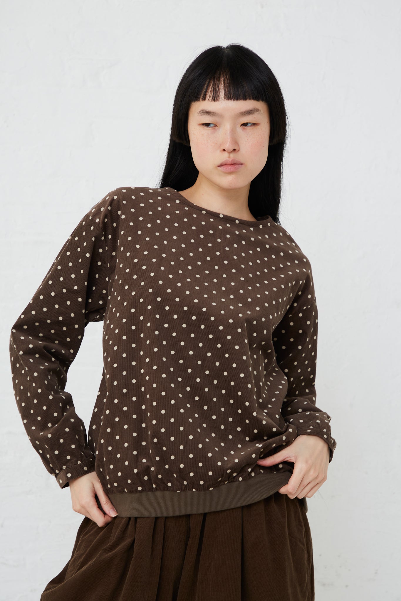 Relaxed fit Ichi brown polka dot sweatshirt made with cotton.