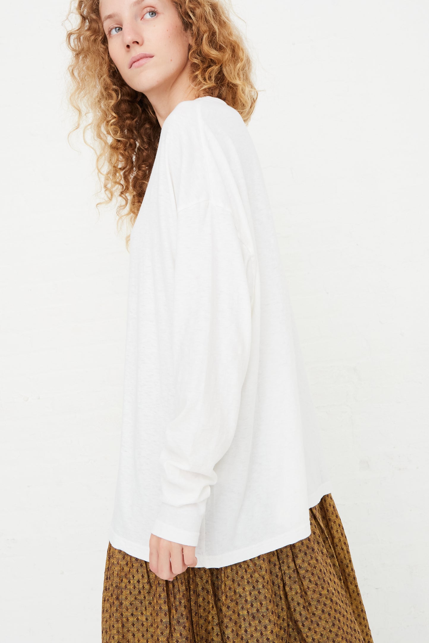 The model is wearing a Ichi Antiquités Cotton Loose Pullover in White.