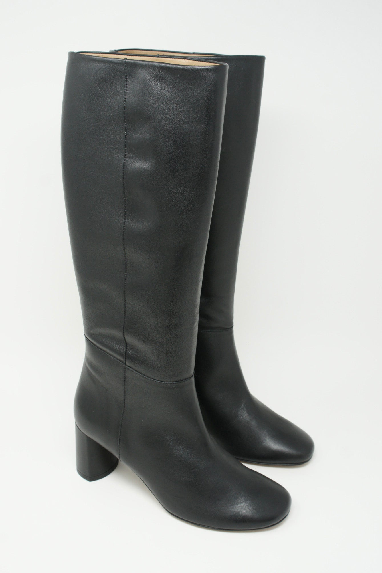 A pair of LOQ Donna Boots in Black on a white background.