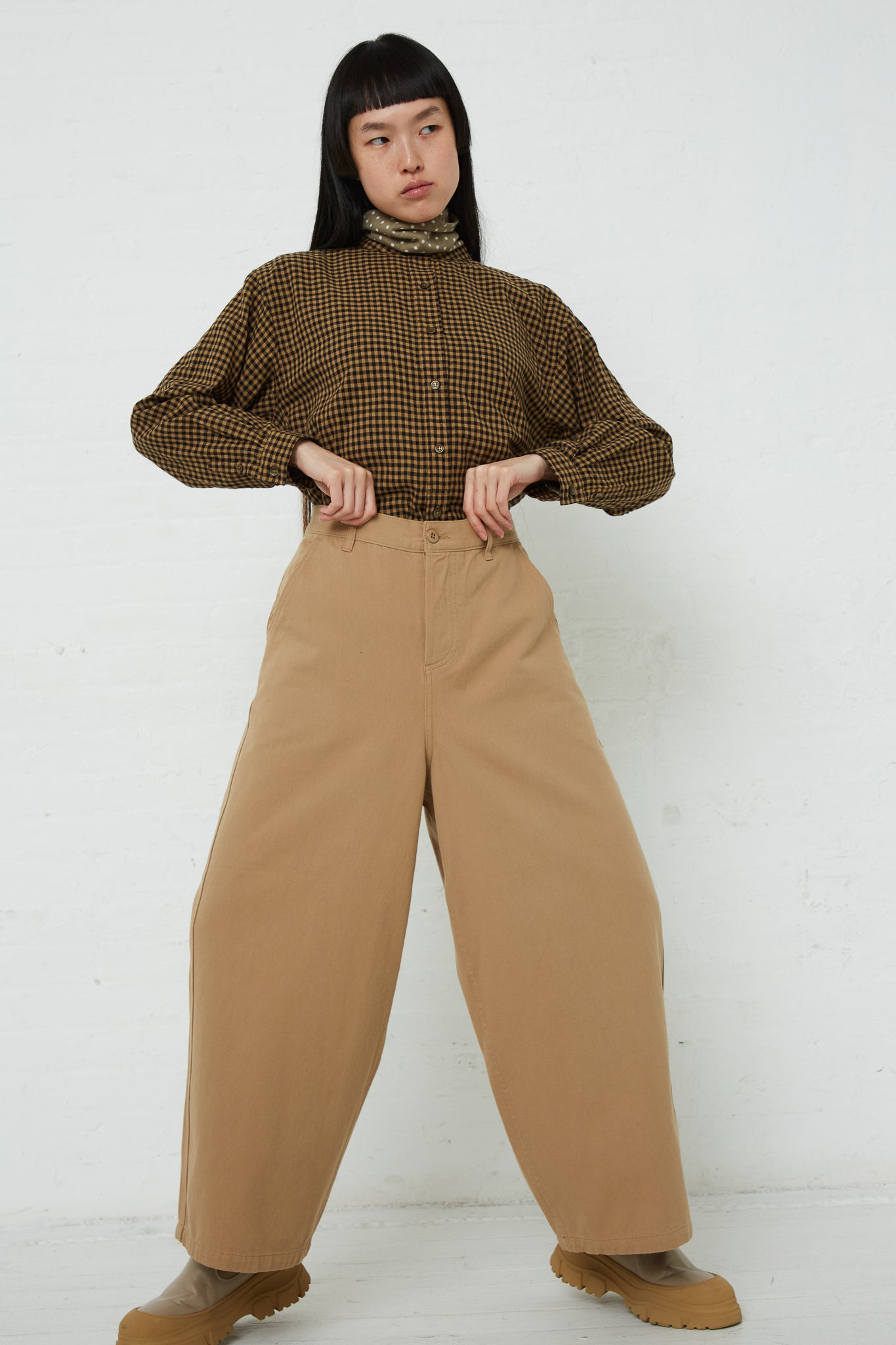 The model is wearing a wide leg pant in the Ichi Cotton Pant in Beige.