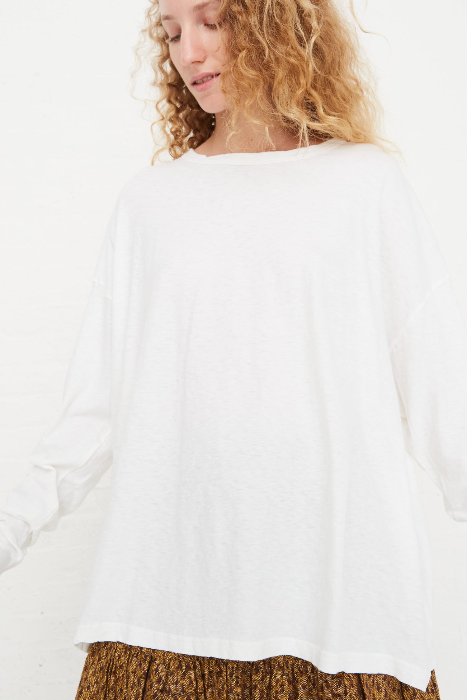 The model is wearing the Ichi Antiquités Cotton Loose Pullover in White.
