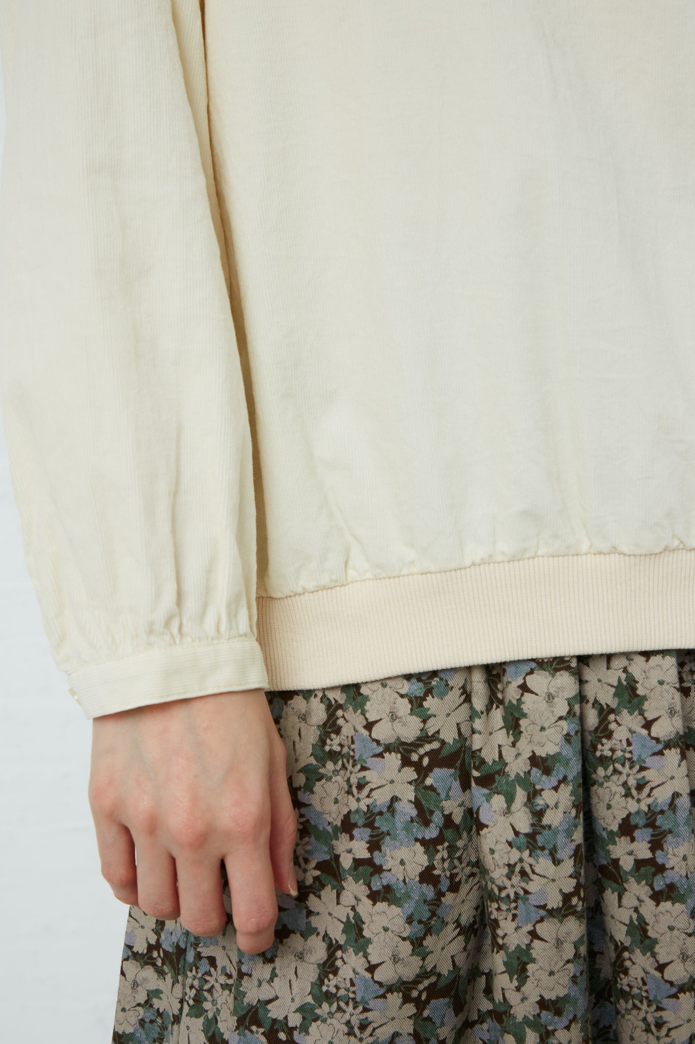 A woman wearing an Ichi Cotton Pullover in Ivory made of cotton.