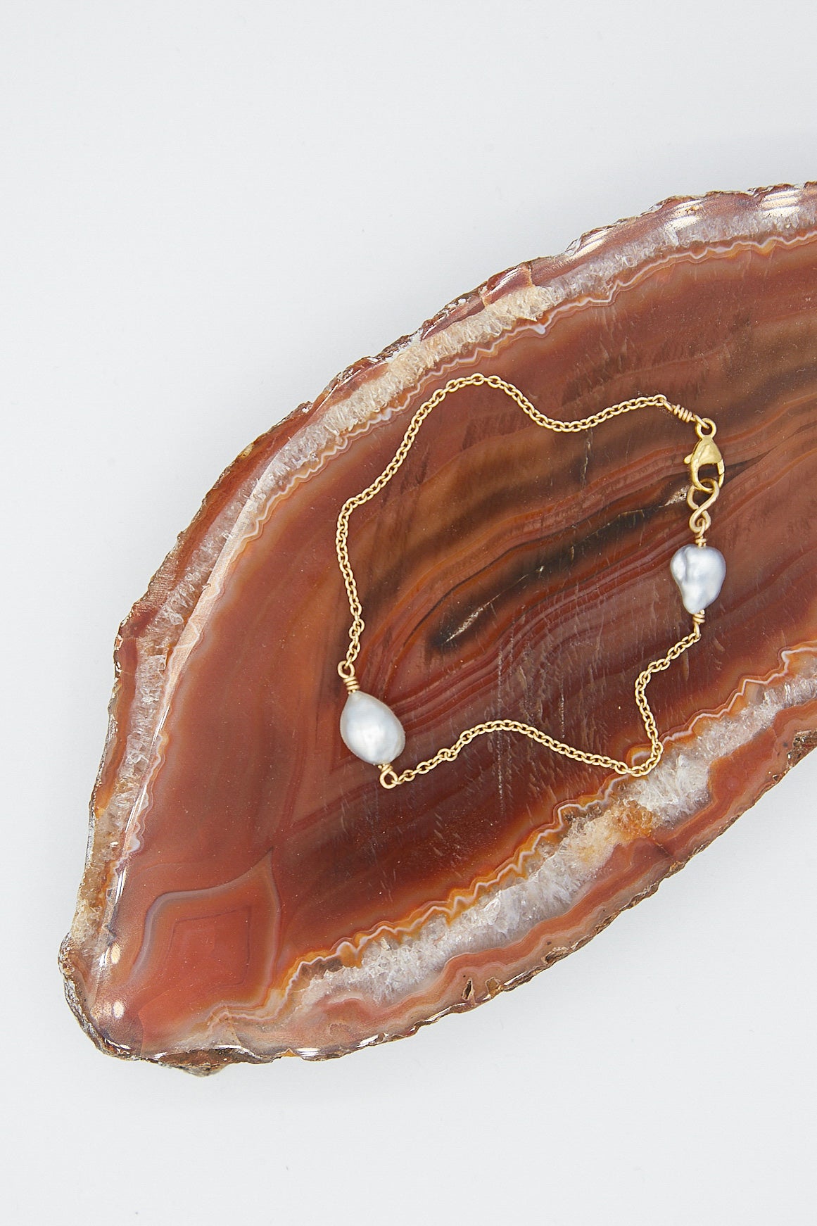A Mary MacGill 14K Chain Bracelet in Keshi Pearl adorned with an agate.
