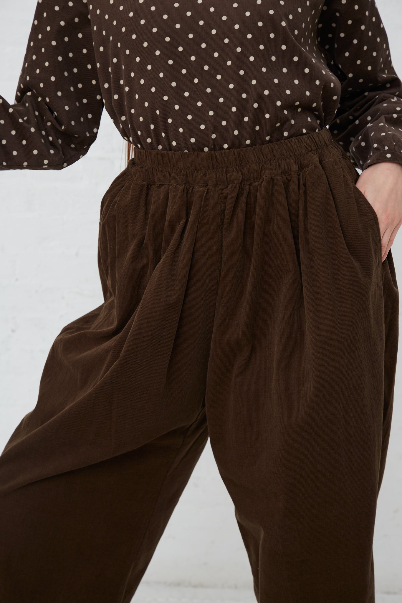 A woman wearing Ichi's Cotton Pant in Brown, a relaxed fit made from crinkled cotton.