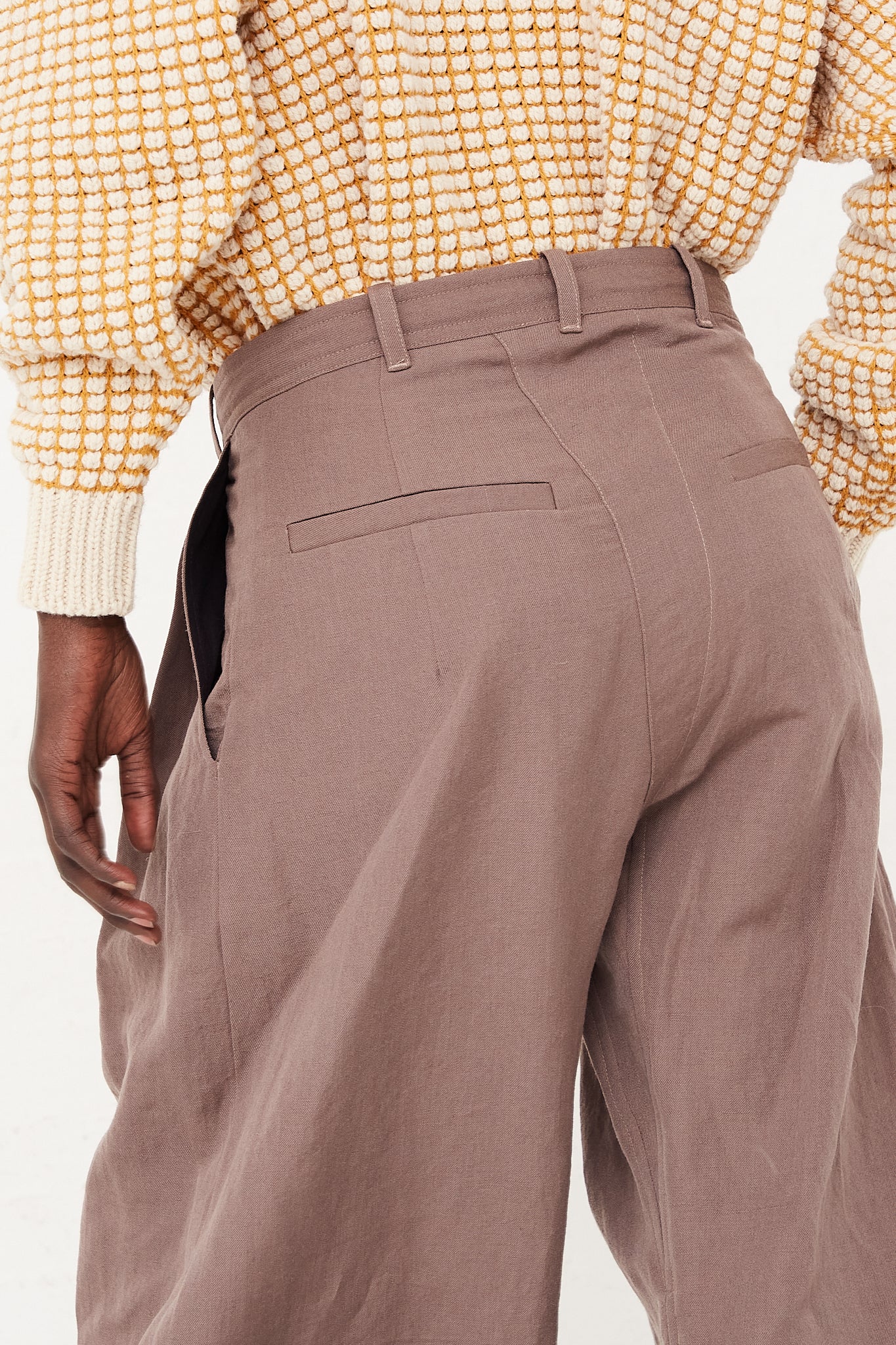The back view of a man wearing Jan-Jan Van Essche's Wool Linen Twill Pant in Dove.