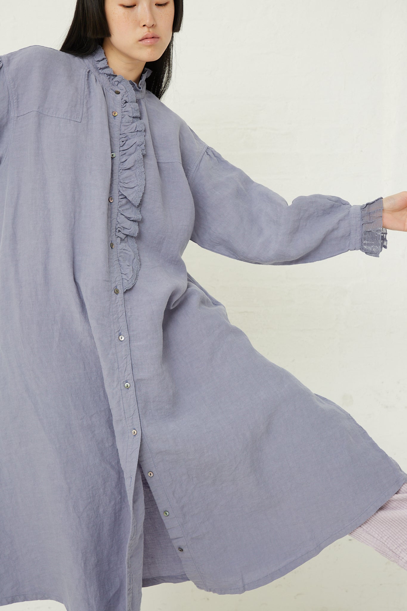 The model is wearing a nest Robe, Linen Cotton Lace Omi-Zarashi Dress in Lavender with ruffles.
