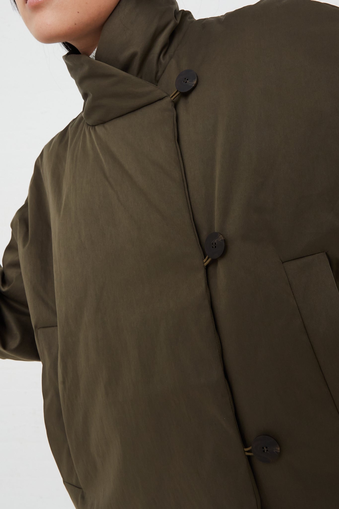STUDIO NICHOLSON - Vaner Short Padded Jacket in Army Green | Oroboro Store