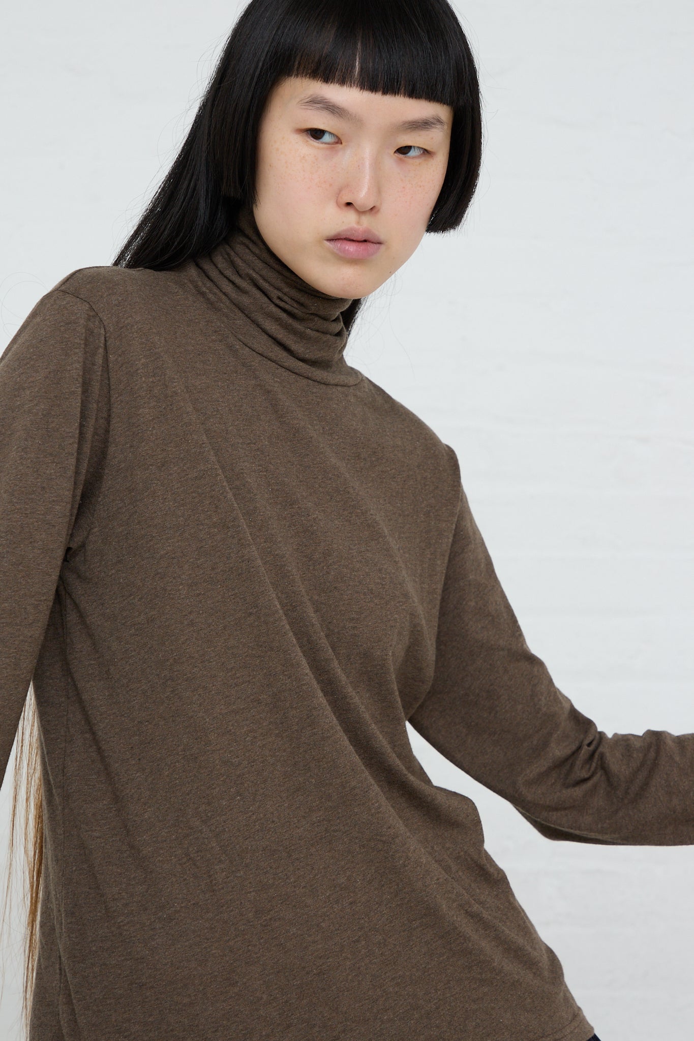 The model is wearing a relaxed fit brown Ichi cotton knit turtleneck in Mocha.