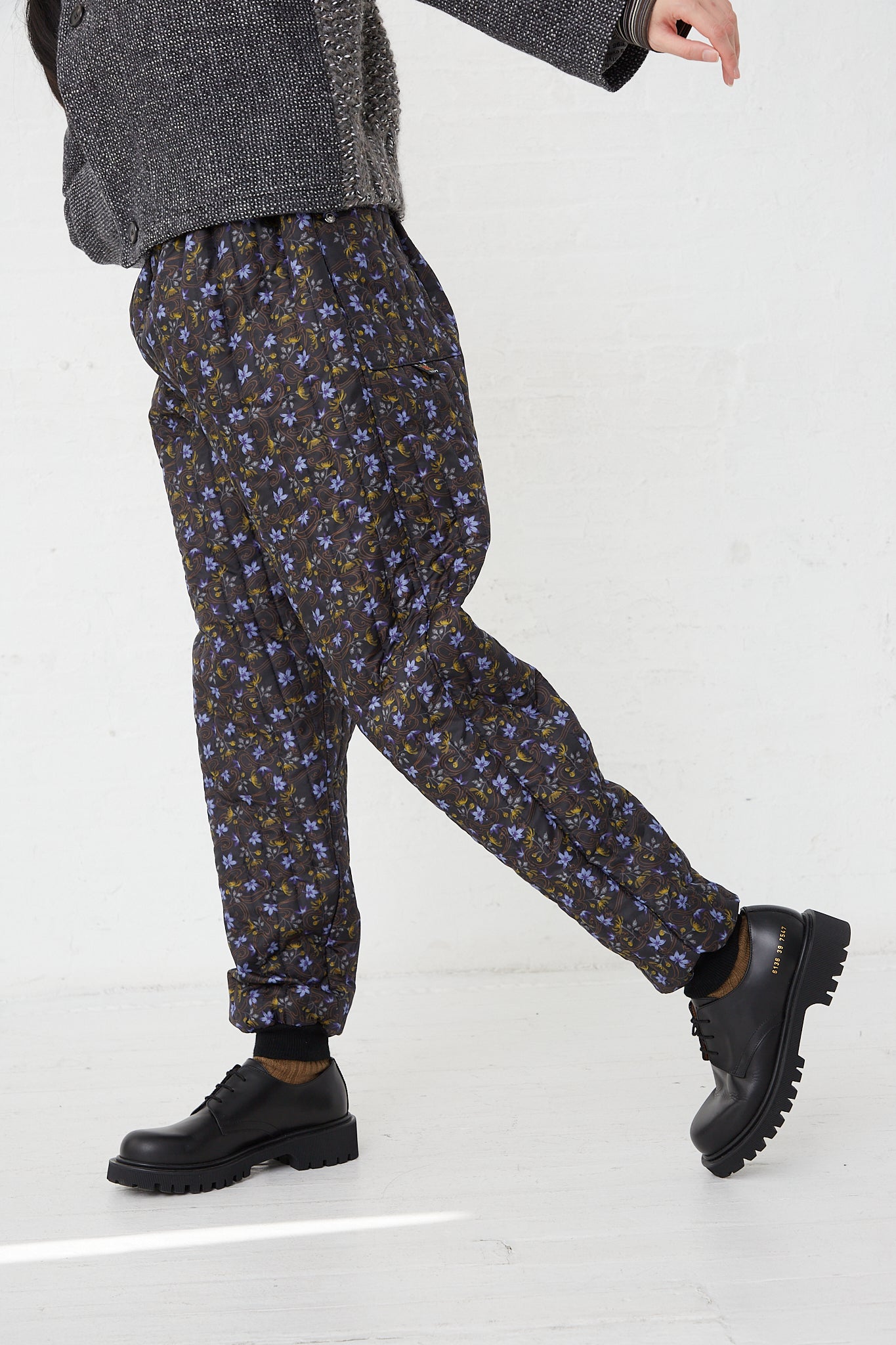 A woman in a Bless Monpe Pant No. 08 in Floral Print A - S.