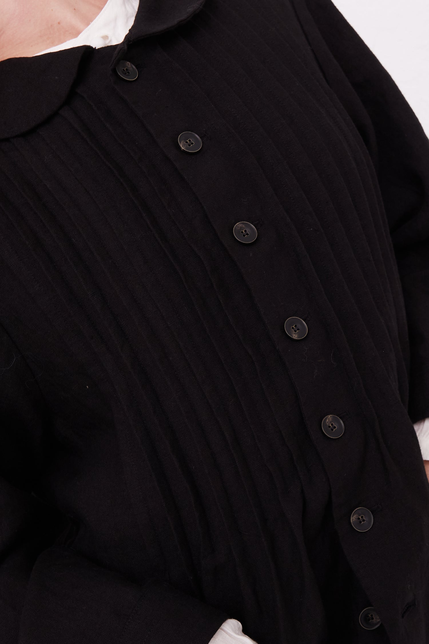 A close up of the Ichi Antiquités Kortrijk Linen Jacket in Black with oversized pockets.