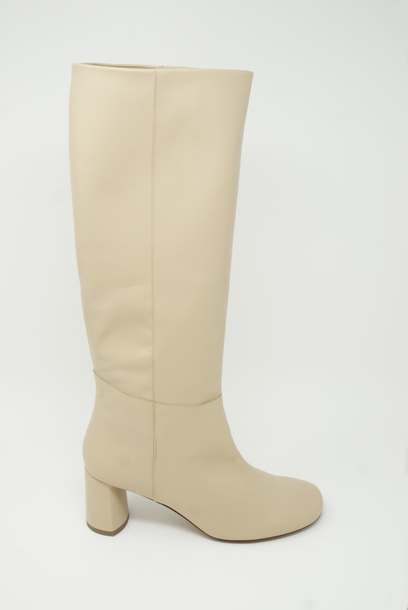 A woman's LOQ Donna Boot in Turrón, a supple leather knee-high pull-on boot, on a white background.