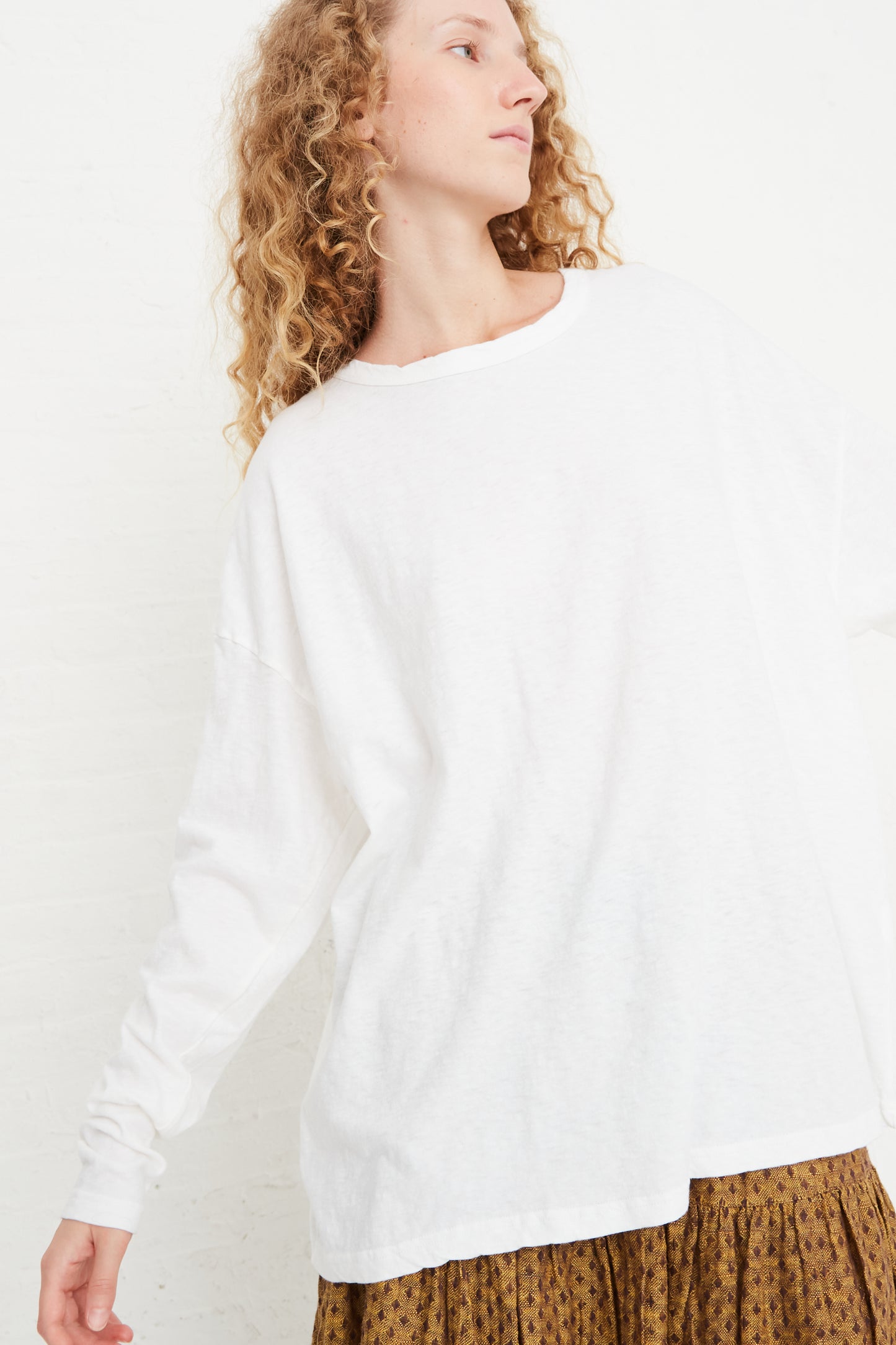 The model is wearing a relaxed fit Cotton Loose Pullover in White made by Ichi Antiquités.