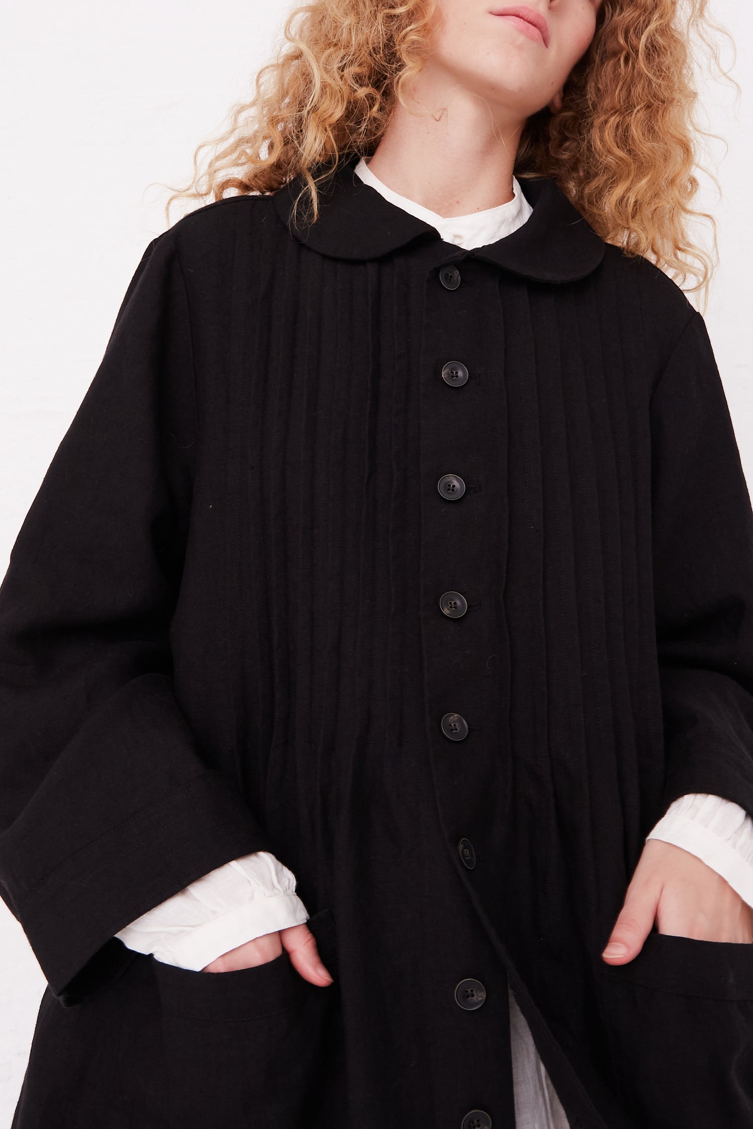 A woman in an Ichi Antiquités Kortrijk Linen Jacket in Black featuring oversized pockets.