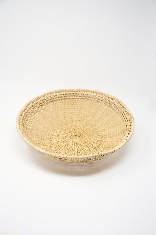 An Plaza Bolivar artisan-crafted Medium Avia Pova Basket on a white background.
