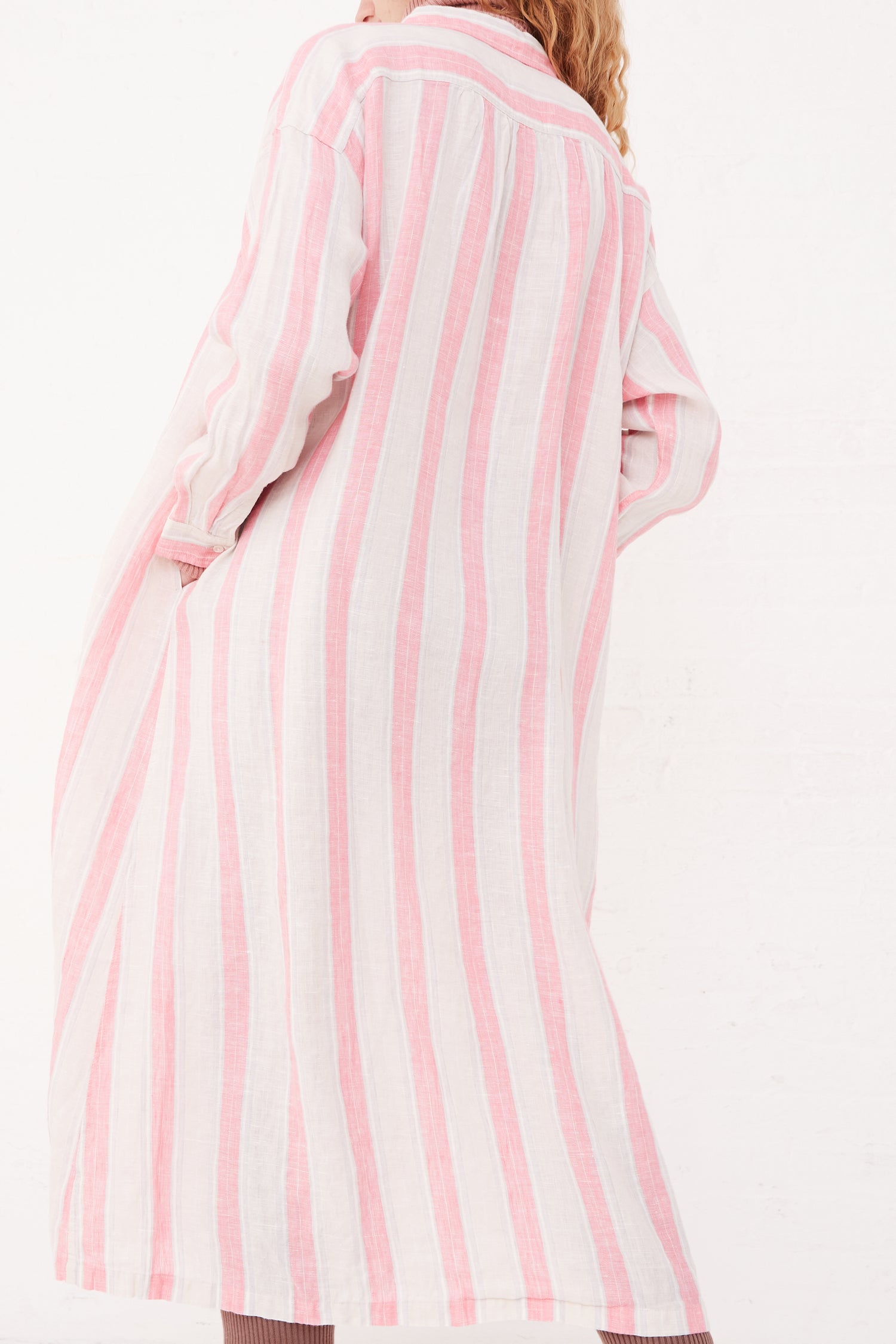 A model wearing a Ichi Antiquités relaxed-fit Linen Stripe Dress in Pink.