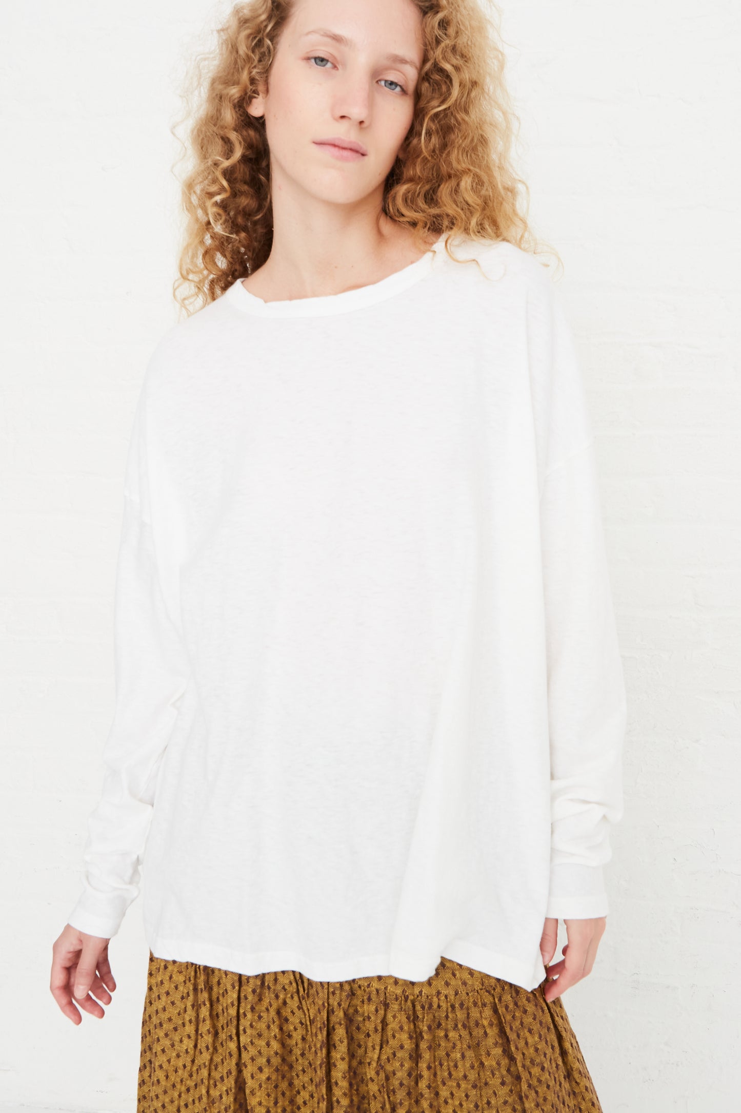 The model is wearing an Ichi Antiquités Cotton Loose Pullover in White.