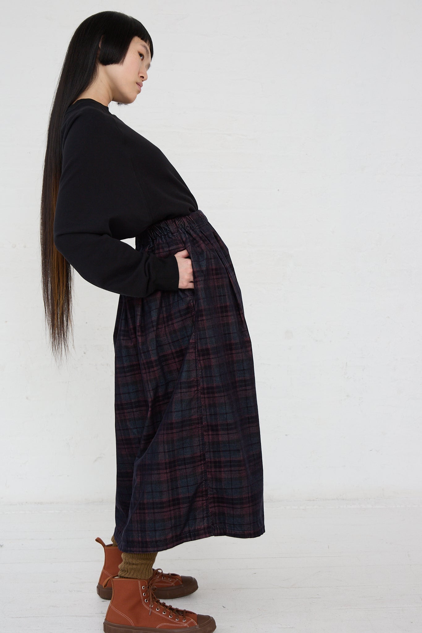 A woman wearing an Ichi Woven Cotton Skirt in Navy with an elasticated waist. Side view.