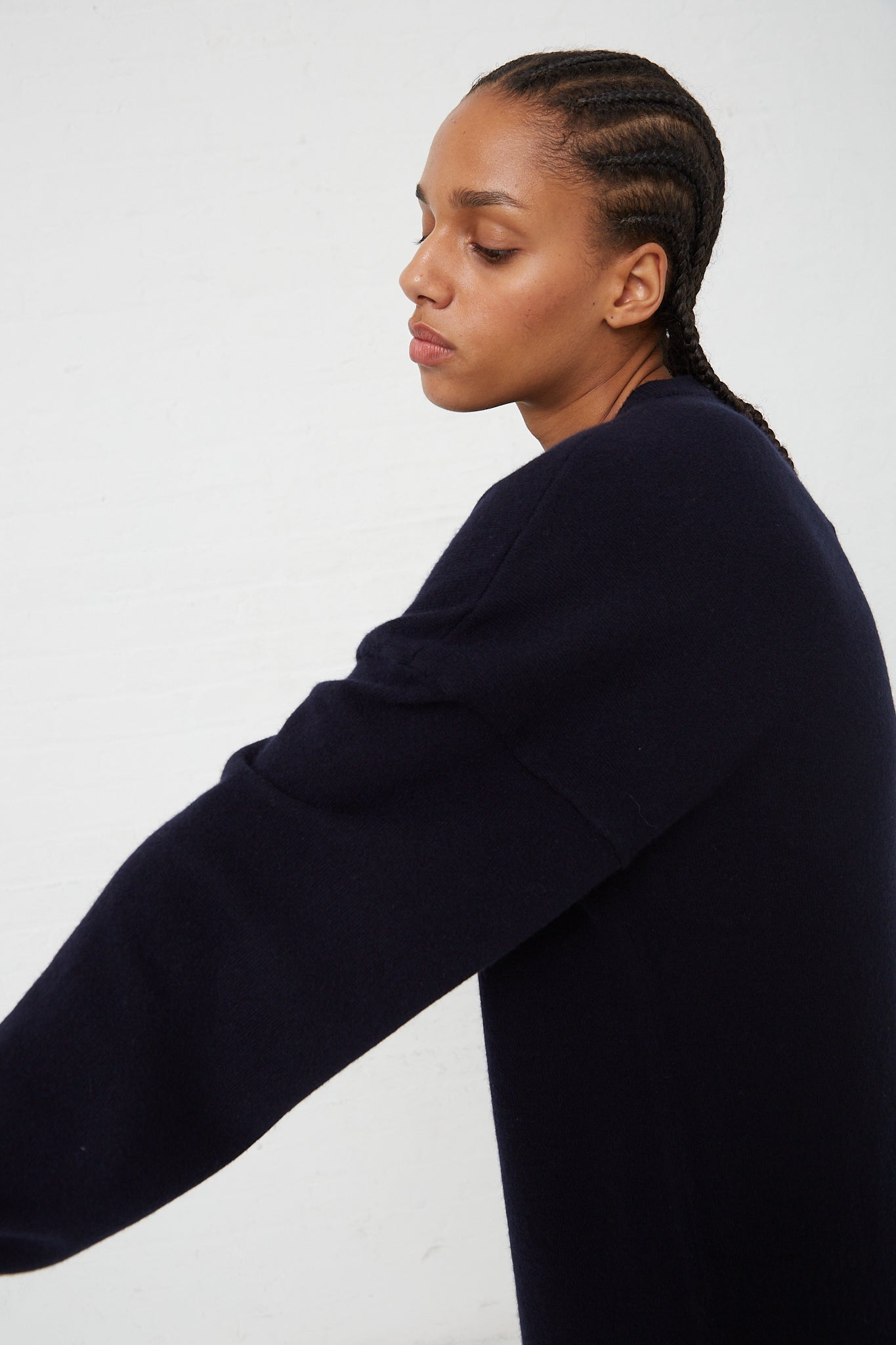 The model is wearing a Extreme Cashmere No. 106 Weird Dress in Navy with long sleeves.