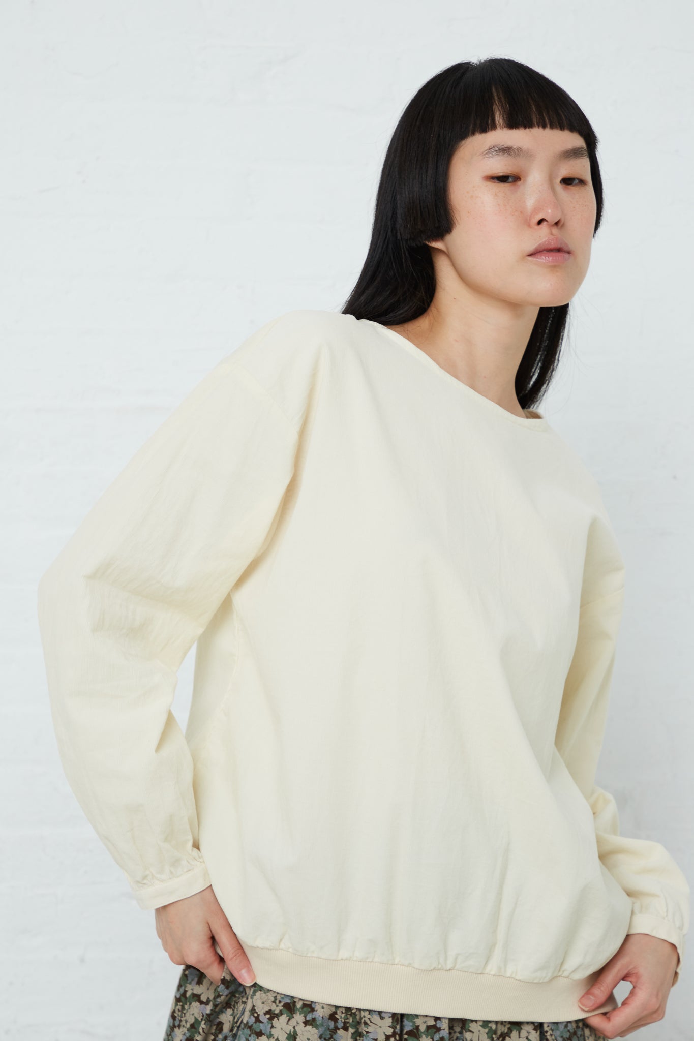 The model is wearing a relaxed fit Ivory cotton sweatshirt, an Ichi pullover top with long sleeves.