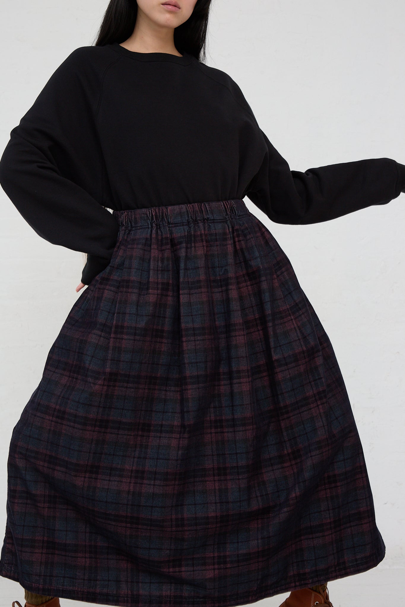 A woman wearing a Ichi Woven Cotton Skirt in Navy.