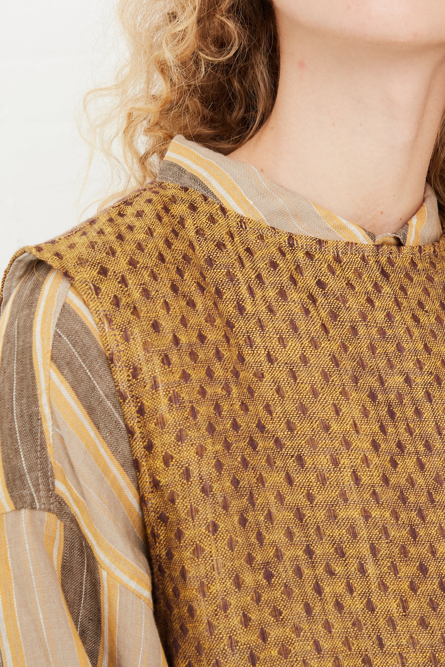 A woman wearing the Ichi Antiquités Linen Dobby Pullover in Camel.