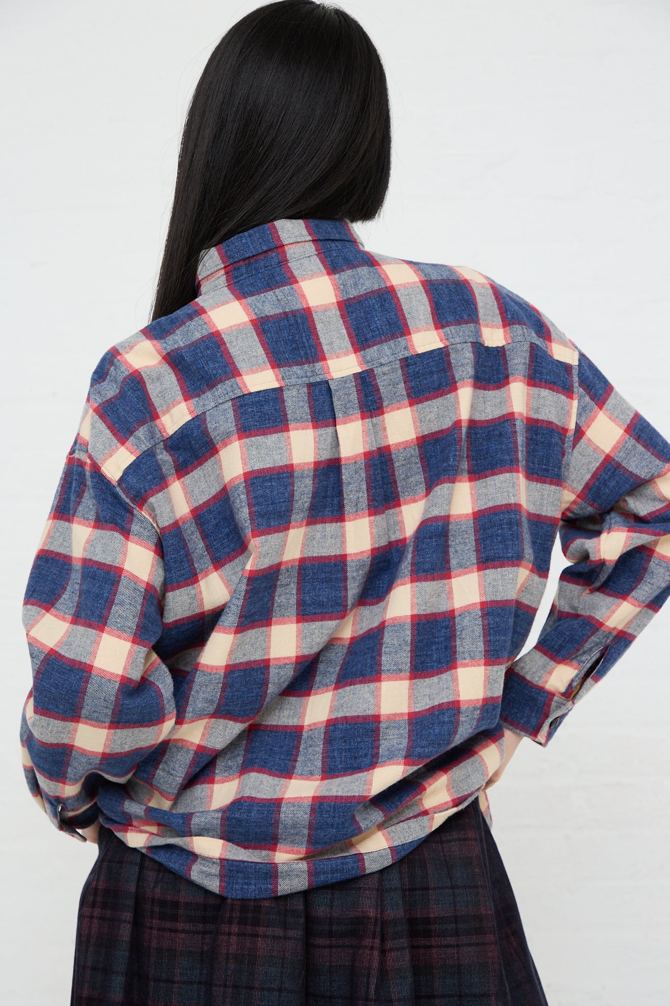 The back of a woman wearing an Ichi Woven Cotton Shirt in Ivory and Navy, made of woven cotton.