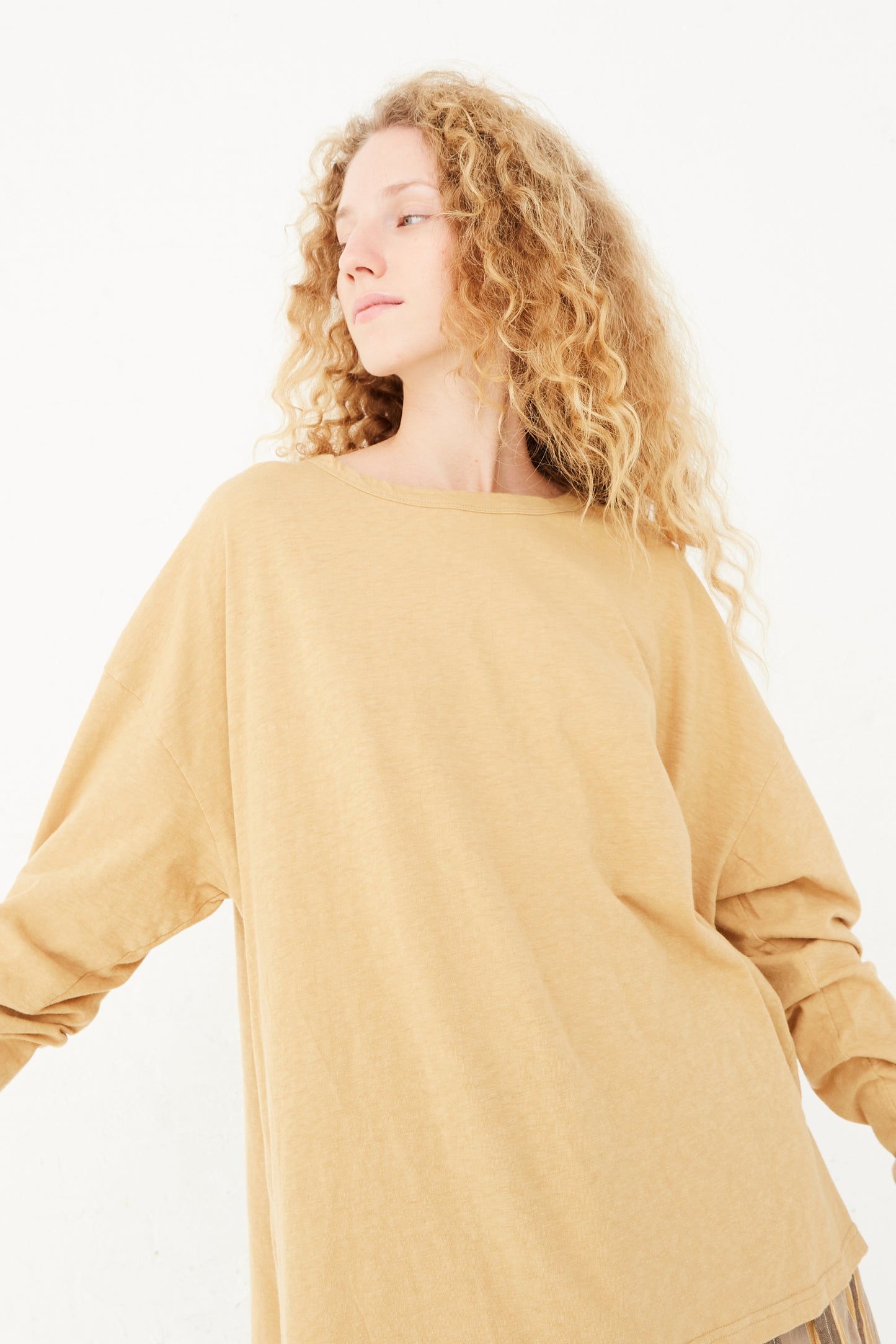 The model is wearing an Ichi Antiquités Cotton Loose Pullover in Camel.