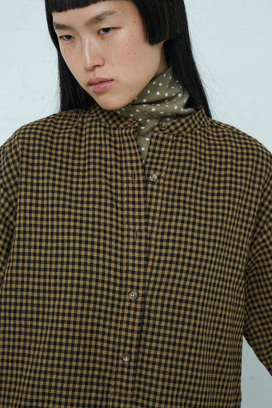 A model wearing an Ichi Cotton/Linen Gingham Shirt in Beige.
