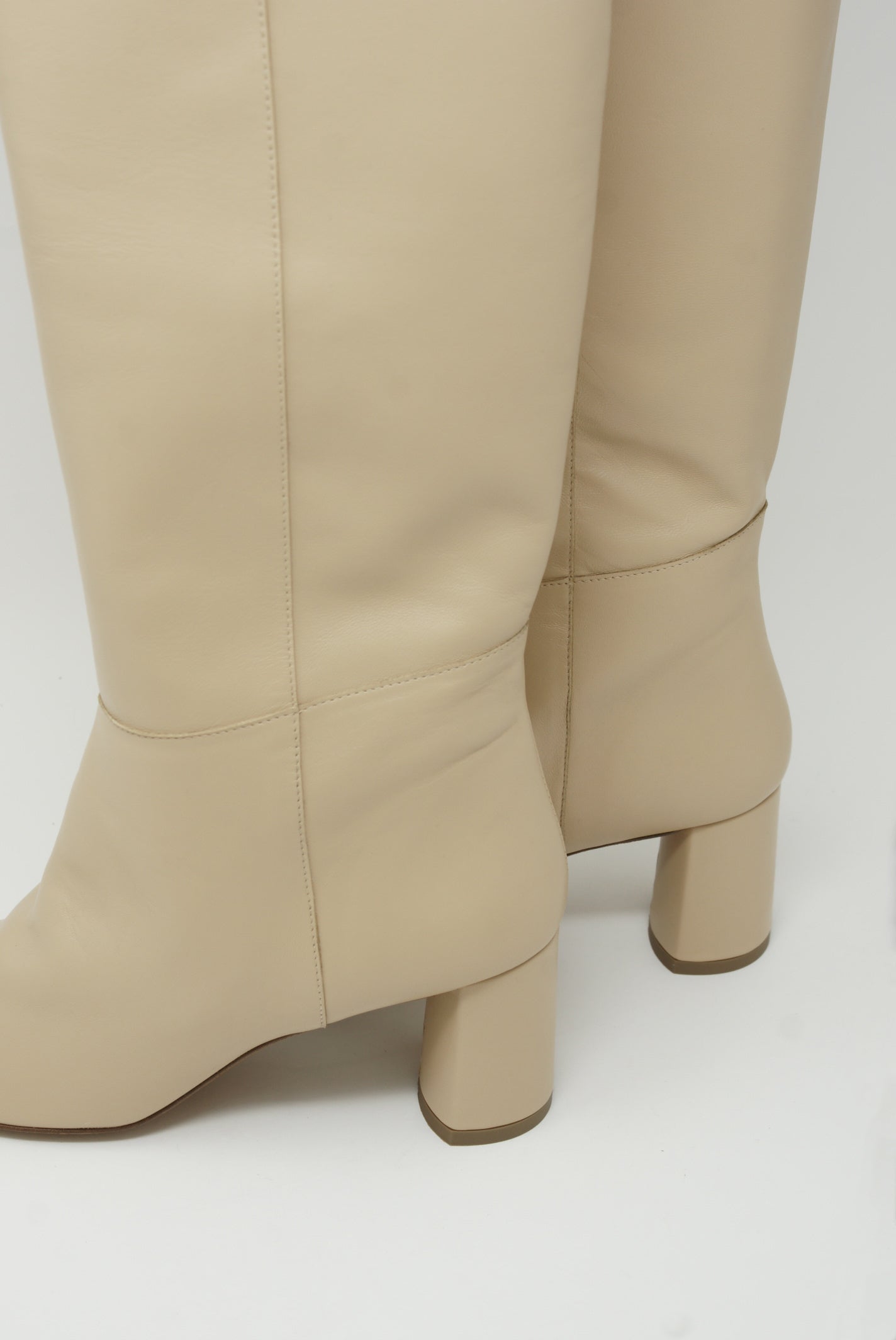A pair of Donna Boots in Turrón from LOQ, knee-high leather boots from Spain with a block heel.